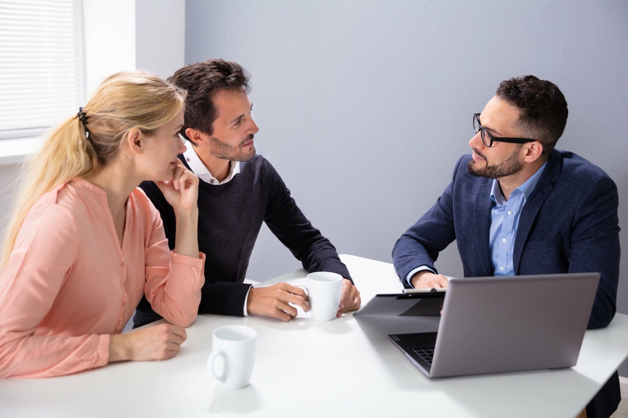 How to a Mortgage Advisor Training, Qualities & Earnings