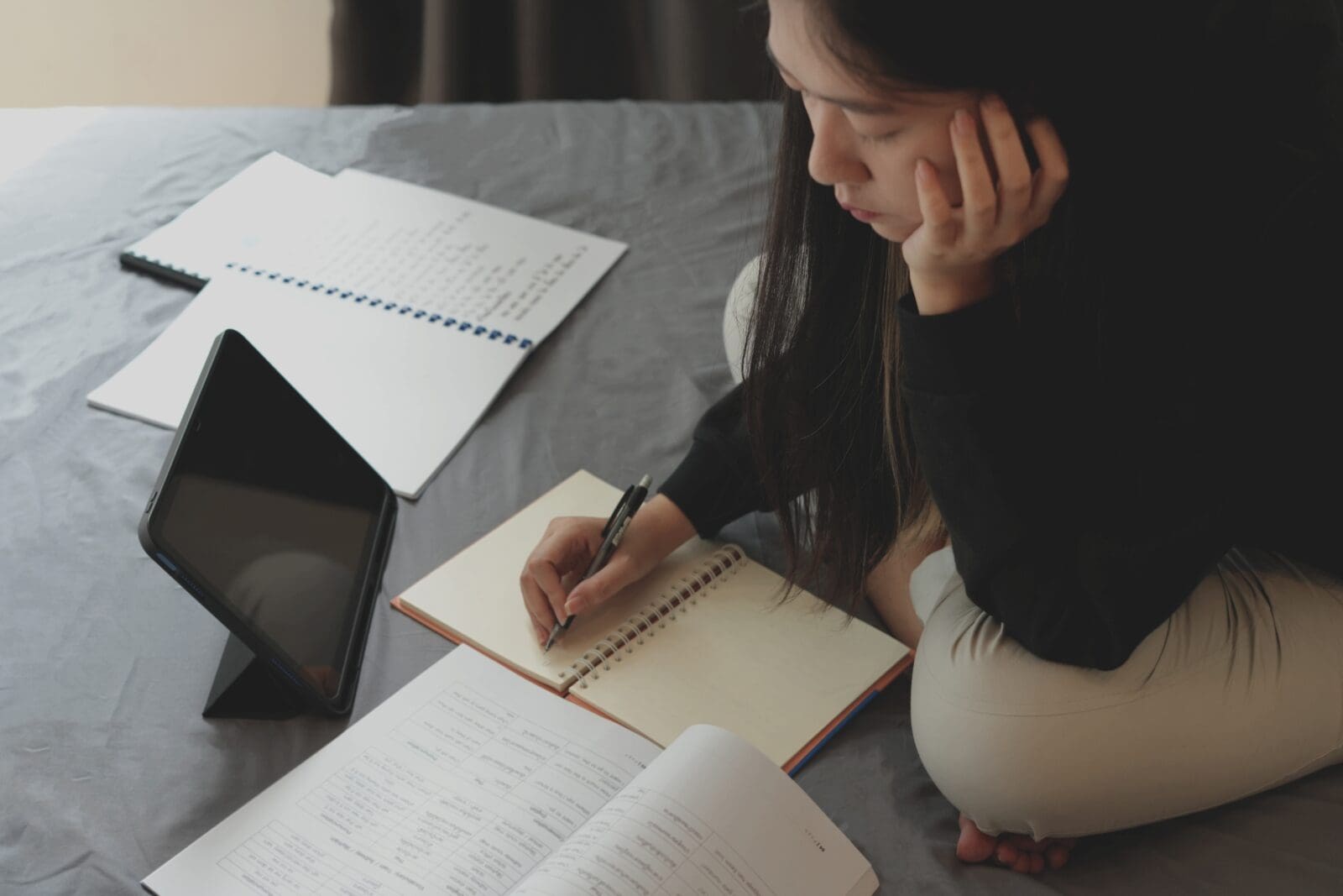 Online Learning Vs Traditional: Which Is Best For You? 👣